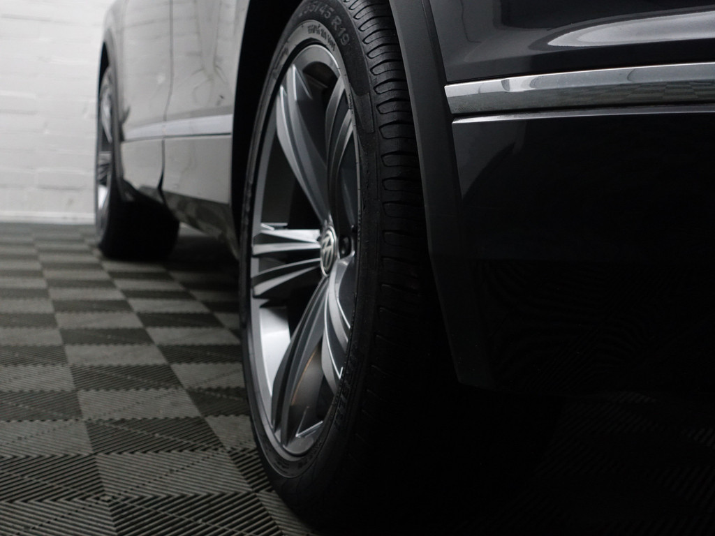 
Volkswagen Tiguan 1.5 TSI R-Line Advance Aut- Panoramadak, Stuur/Stoelverwarming, Memory, Park Assist, Park Pilot vol									