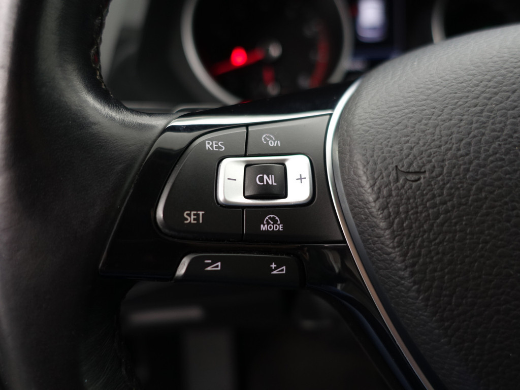 
Volkswagen Tiguan 1.4 TSI ACT R Line Aut- Sport Leder Interieur, Front Assist, Clima, Cruise vol									