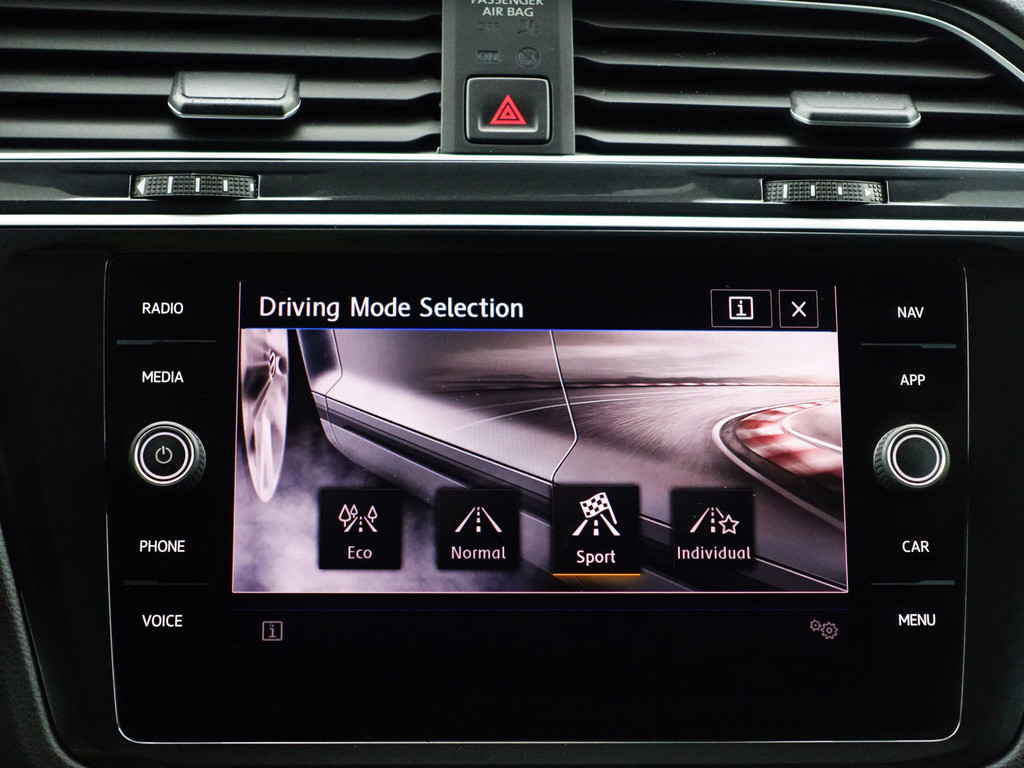 
Volkswagen Tiguan 1.5 TSI 170pk R line Edition- Dynamic Select, Carplay, Virtual Cockpit, Ada Cruise, Camera, Trekhaak, Xenon Led vol									