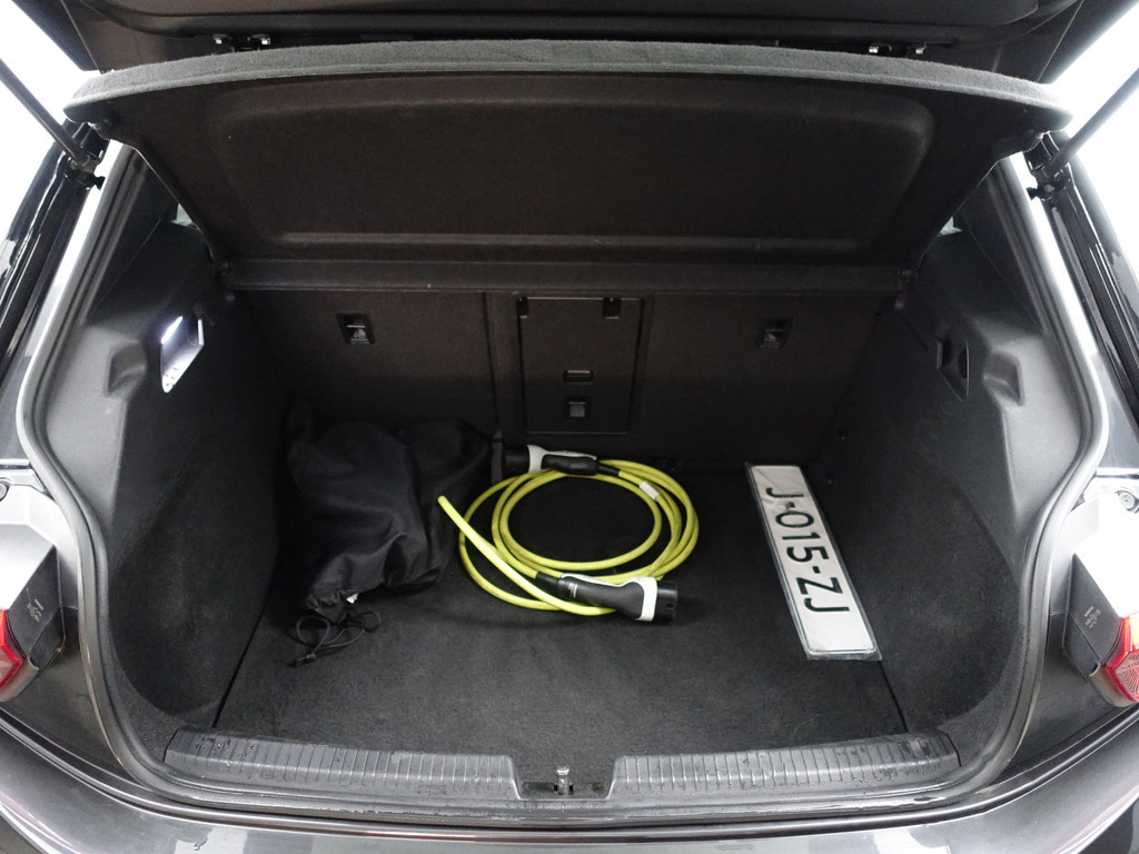 
Volkswagen ID.3 First Plus 58 kWh Aut- Stuur/Stoelverwarming, CarPlay, Sfeerverlichting, Ada Cruise, Standkachel, Xenon led, Dynamic Select vol									