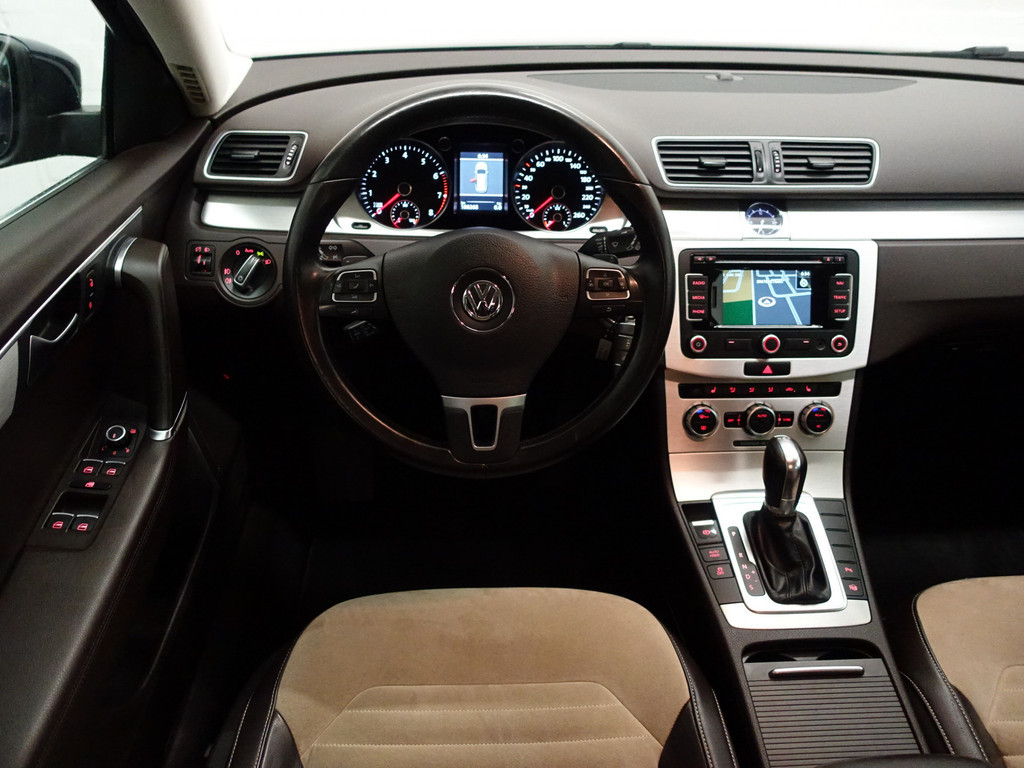 
Volkswagen Passat Variant 1.8 TSI Highline 161Pk Aut- Two Tone Leder Interieur, Xenon Led, Park Assist, Park Pilot, Stoelverwarming vol									