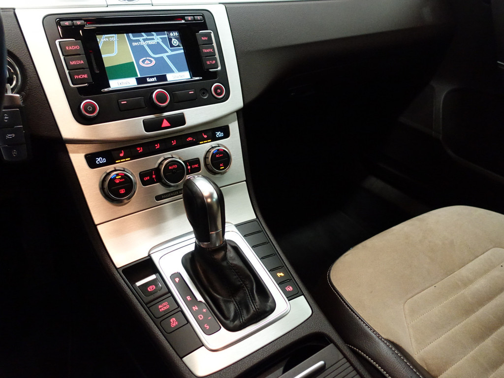 
Volkswagen Passat Variant 1.8 TSI Highline 161Pk Aut- Two Tone Leder Interieur, Xenon Led, Park Assist, Park Pilot, Stoelverwarming vol									