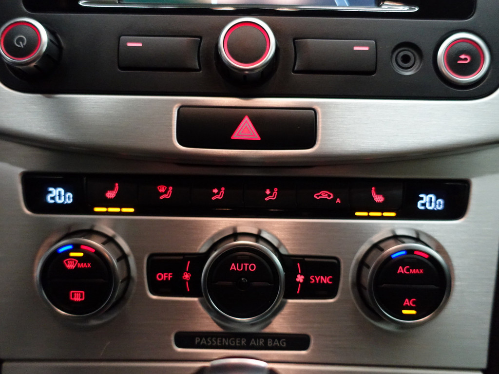 
Volkswagen Passat Variant 1.8 TSI Highline 161Pk Aut- Two Tone Leder Interieur, Xenon Led, Park Assist, Park Pilot, Stoelverwarming vol									