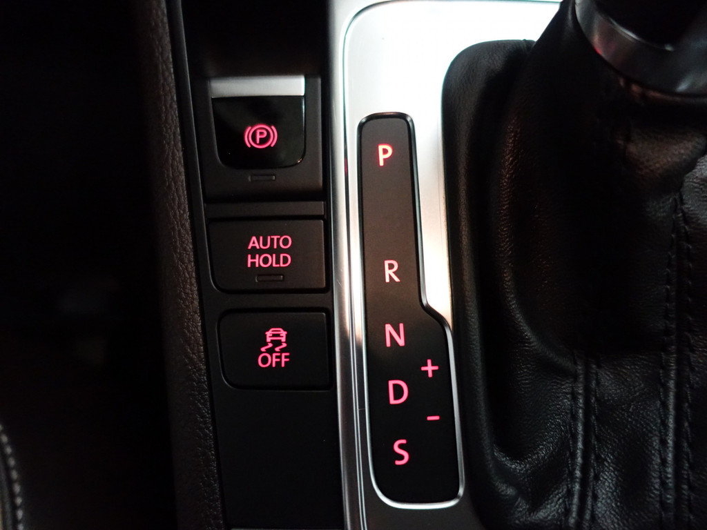 
Volkswagen Passat Variant 1.8 TSI Highline 161Pk Aut- Two Tone Leder Interieur, Xenon Led, Park Assist, Park Pilot, Stoelverwarming vol									