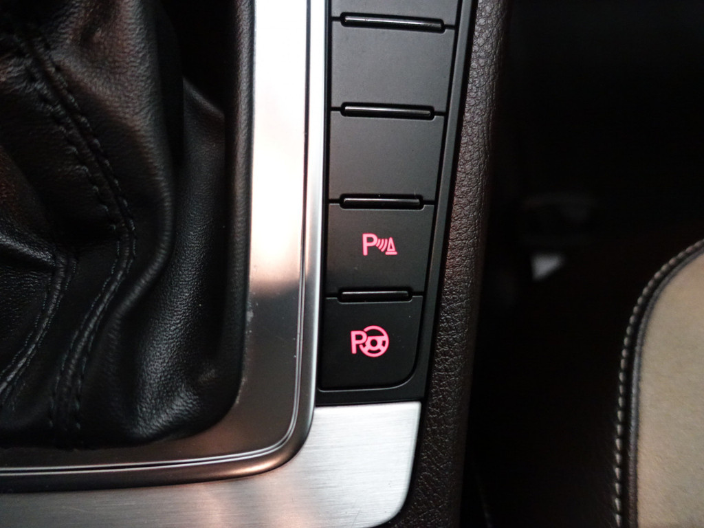 
Volkswagen Passat Variant 1.8 TSI Highline 161Pk Aut- Two Tone Leder Interieur, Xenon Led, Park Assist, Park Pilot, Stoelverwarming vol									