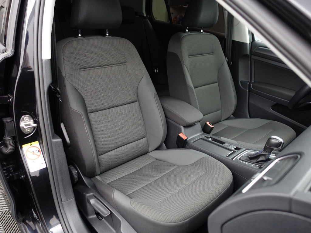 
Volkswagen e-Golf Highline Aut- CarPlay, Dynamic Select, Park Assist, Led, Stoelverwarming, Ada Cruise, Clima vol									