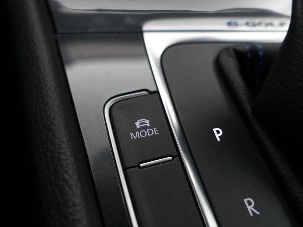 
								Volkswagen e-Golf Highline+ Aut- Dynaudio, Park Assist, Carplay, Navi, Virtual Cockpit, Xenon Led, Dynamic Select vol									