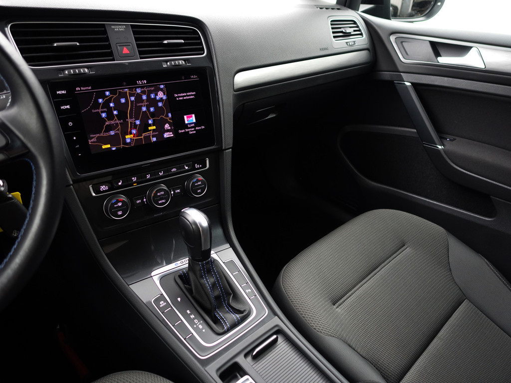 
Volkswagen e-Golf Highline Aut- CarPlay, Dynamic Select, Park Assist, Led, Stoelverwarming, Ada Cruise, Clima vol									