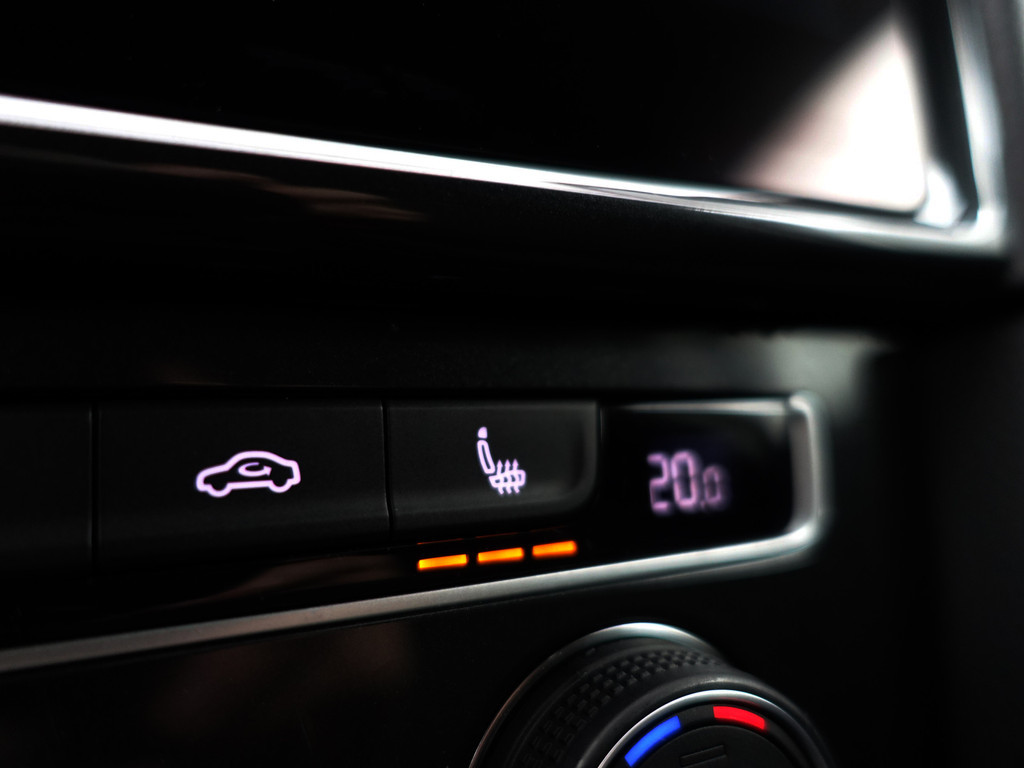 
Volkswagen e-Golf Highline Aut- CarPlay, Dynamic Select, Park Assist, Led, Stoelverwarming, Ada Cruise, Clima vol									