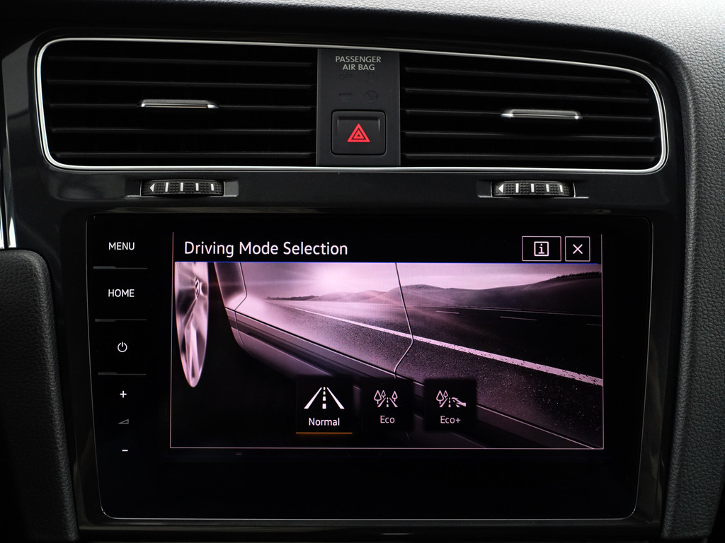 
Volkswagen e-Golf Highline Aut- CarPlay, Dynamic Select, Park Assist, Led, Stoelverwarming, Ada Cruise, Clima vol									