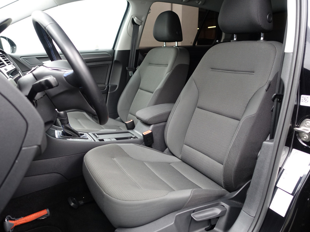 
Volkswagen e-Golf Highline Aut- CarPlay, Dynamic Select, Park Assist, Led, Stoelverwarming, Ada Cruise, Clima vol									