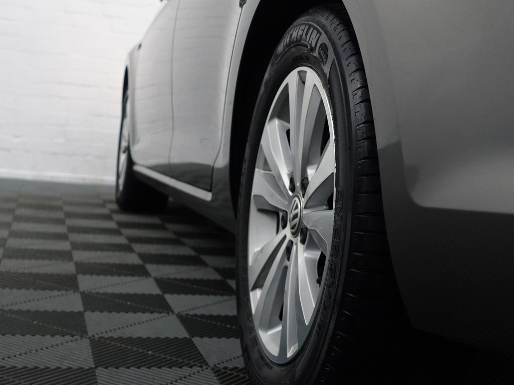 
Volkswagen GOLF Variant 1.0 TSI Highline- Park Assist, Navi, Carplay, Clima, Cruise vol									