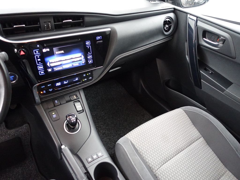 
Toyota Auris Touring Sports 1.8 Hybrid Dynamic Aut- Comfort Interieur, Camera, Navi, Cruise, Clima, Lane Assist vol									