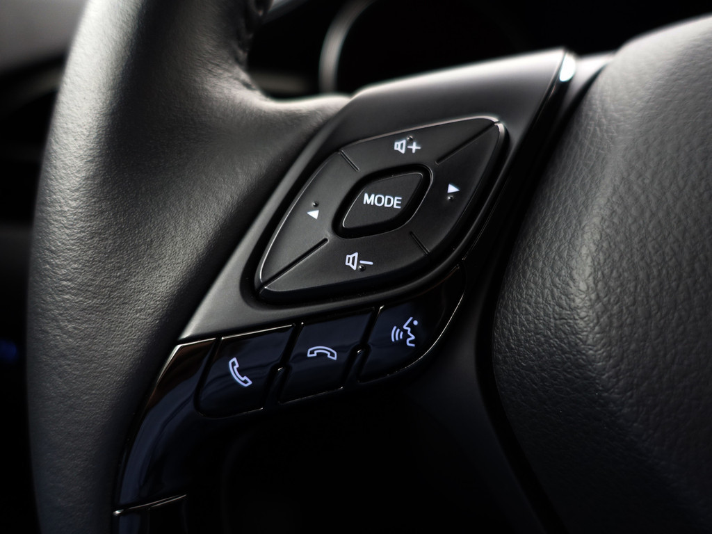 
Toyota C-HR 1.8 Hybrid Dynamic Sport Aut- Full Maxton Design, Two Tone, Smoke PPF, Xenon Led, Camera, Carplay vol									