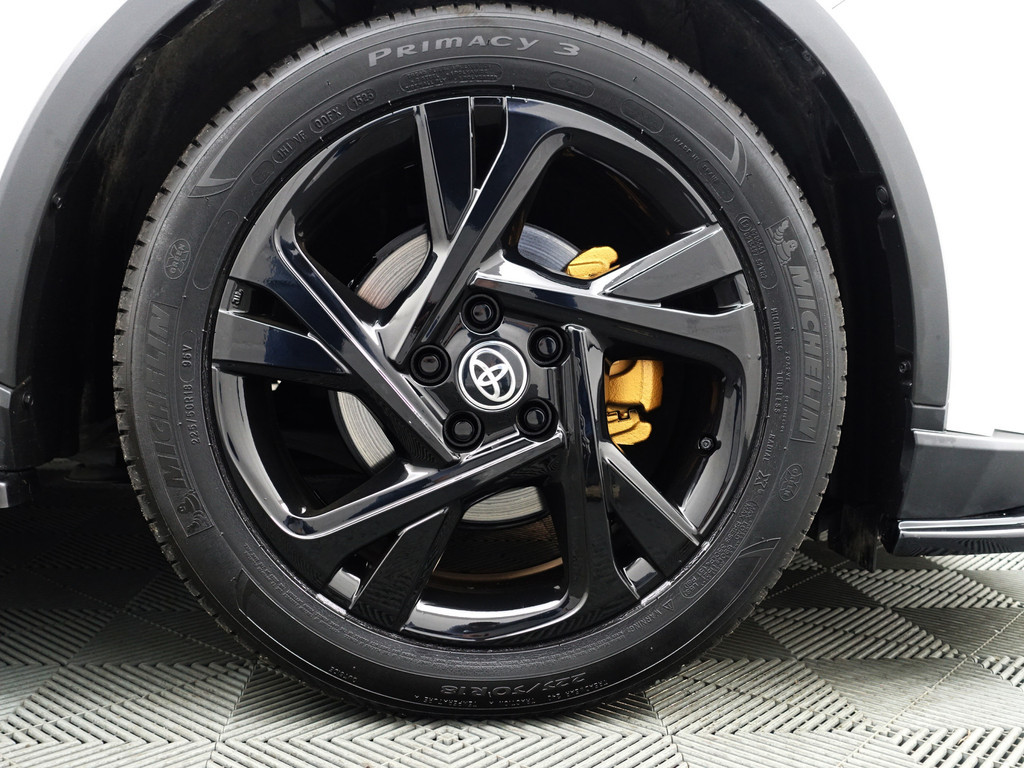 
Toyota C-HR 1.8 Hybrid Dynamic Sport Aut- Full Maxton Design, Two Tone, Smoke PPF, Xenon Led, Camera, Carplay vol									