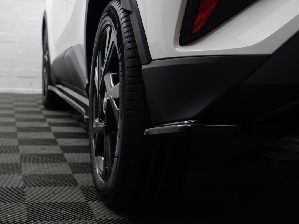 
Toyota C-HR 1.8 Hybrid Dynamic Sport Aut- Full Maxton Design, Two Tone, Smoke PPF, Xenon Led, Camera, Carplay vol									