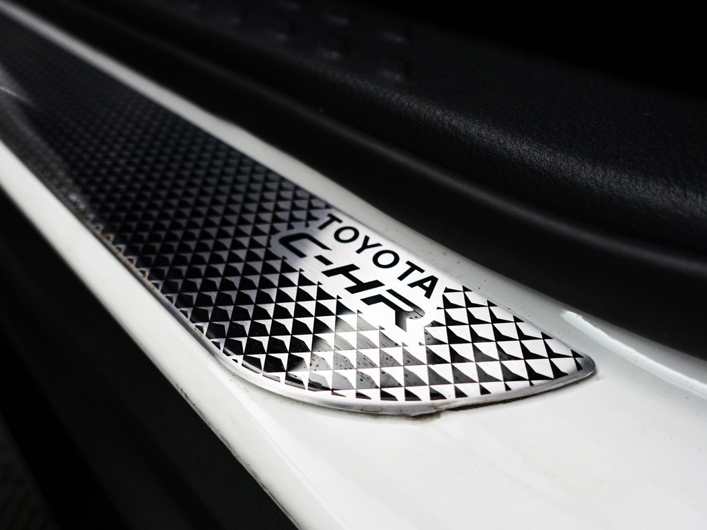 
Toyota C-HR 1.8 Hybrid Dynamic Sport Aut- Full Maxton Design, Two Tone, Smoke PPF, Xenon Led, Camera, Carplay vol									