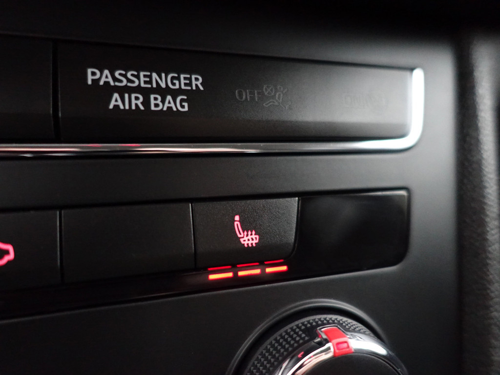 
								Seat Leon 1.6 TDI Connect Aut- Park Assist, Navi, Cruise, Stoelverwarming, Clima vol									