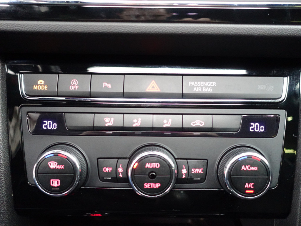 
Seat Leon 1.5 TSI 150Pk FR Blackline- Panodak, Sfeerverlichting, Carplay, Keyless, Dynamic Select, Sport Interieur vol									