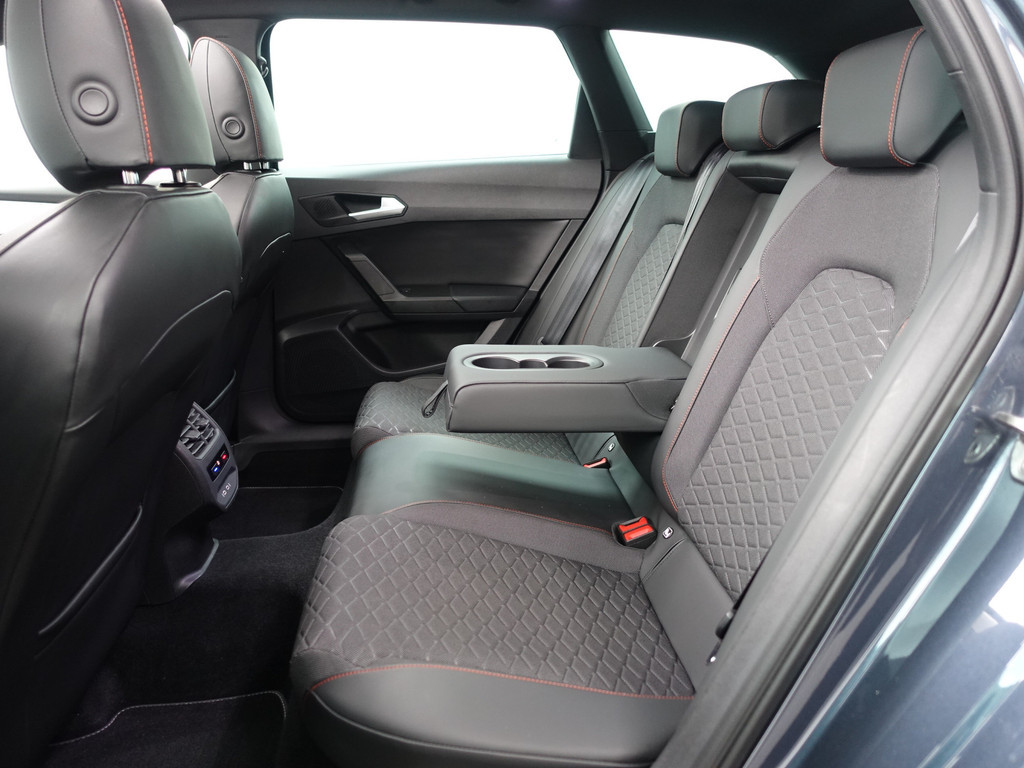 
Seat Leon Sportstourer 1.5 eTSI FR Launch Edition Aut- Panodak, Beats Audio, Stuur/Stoelverwarming, Sfeerverlichting, Ada Cruise, Carplay vol									