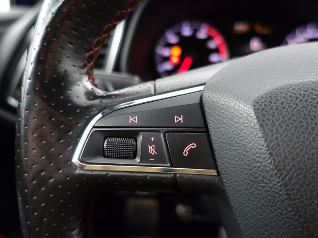 
								Seat León ST 1.8 TSI 180pk FR Intense- CarPlay, Sfeerverlichting, Xenon Led, Dynamic Select, Keyless, Park Assist vol									