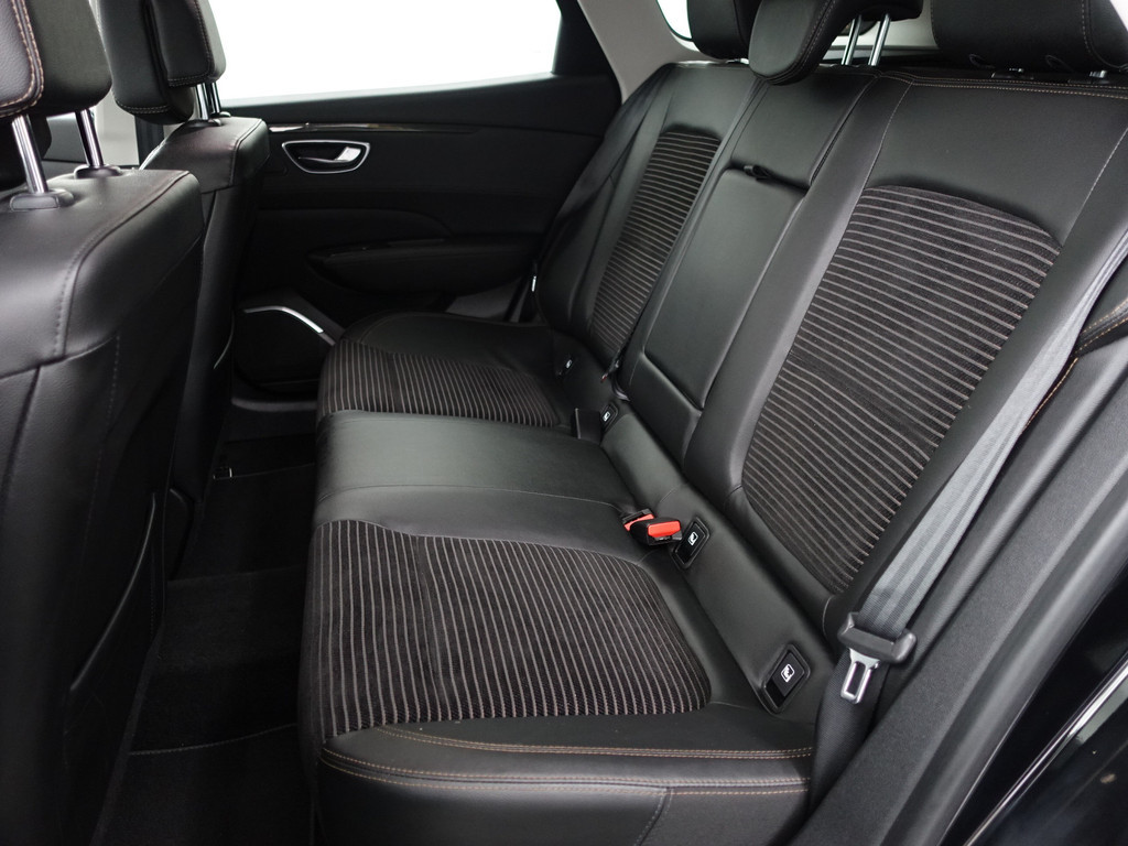 
Renault Talisman Estate 1.3 TCe Intens Aut- 4 Control, Stoelmassage, Bose Audio, Sfeerverlichting, Carbon, Lane Assist vol									