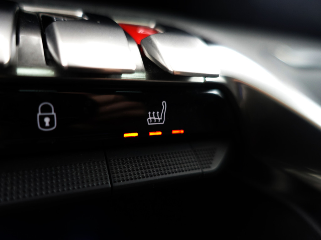 
Peugeot 3008 1.2 PureTech Crossway Aut- Panodak, Carplay, 360 Camera, Sfeerverlichting, Stoelverwarming, Keyless, Sport Interieur vol									