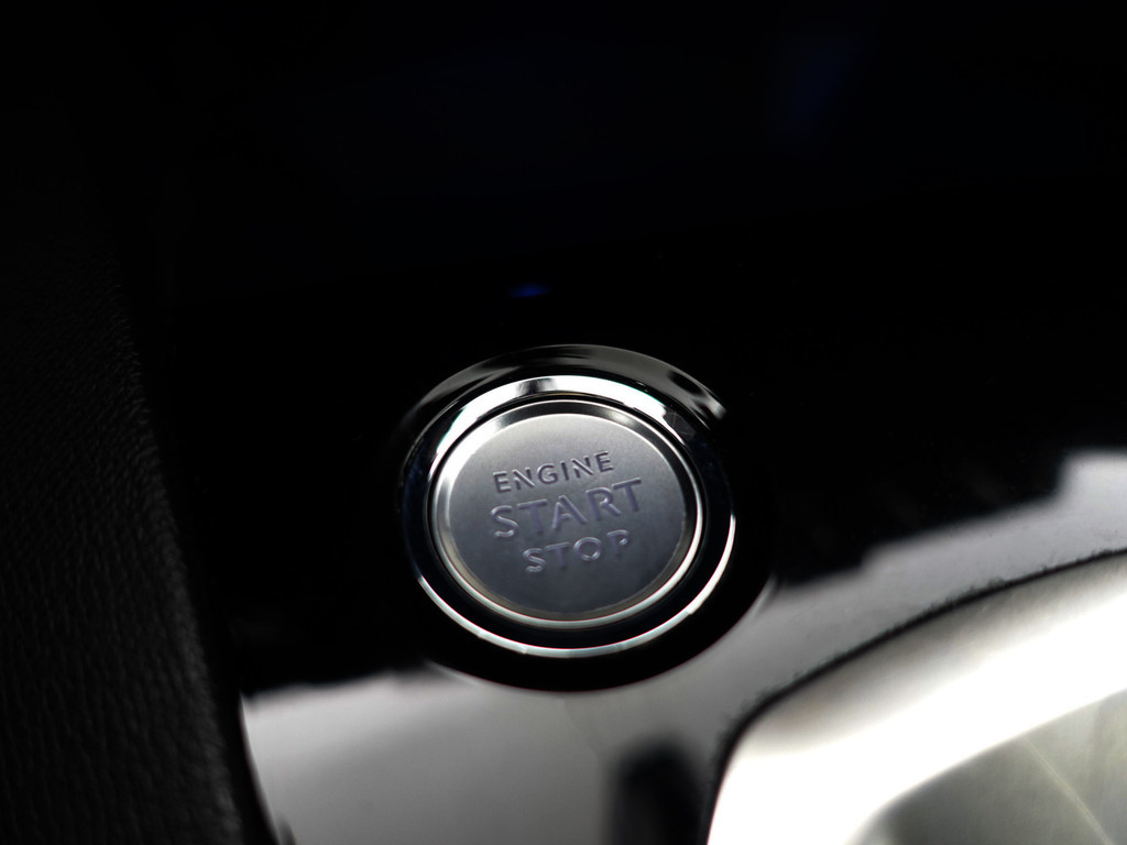 
Peugeot 3008 1.2 PureTech Crossway Aut- Panodak, Carplay, 360 Camera, Sfeerverlichting, Stoelverwarming, Keyless, Sport Interieur vol									