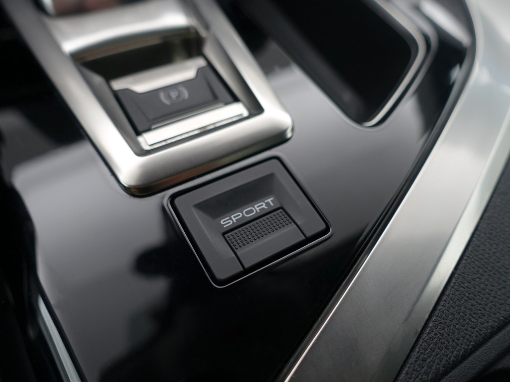 
Peugeot 3008 1.2 PureTech Crossway Aut- Panodak, Carplay, 360 Camera, Sfeerverlichting, Stoelverwarming, Keyless, Sport Interieur vol									