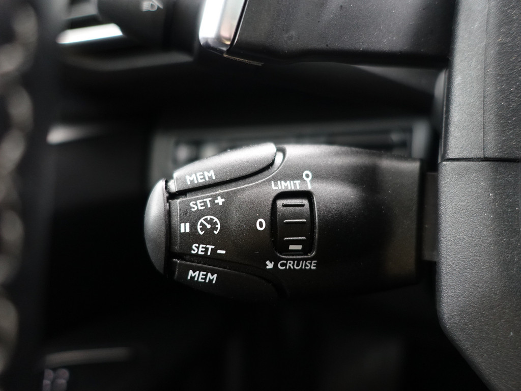 
Peugeot 3008 1.2 PureTech Crossway Aut- Panodak, Carplay, 360 Camera, Sfeerverlichting, Stoelverwarming, Keyless, Sport Interieur vol									