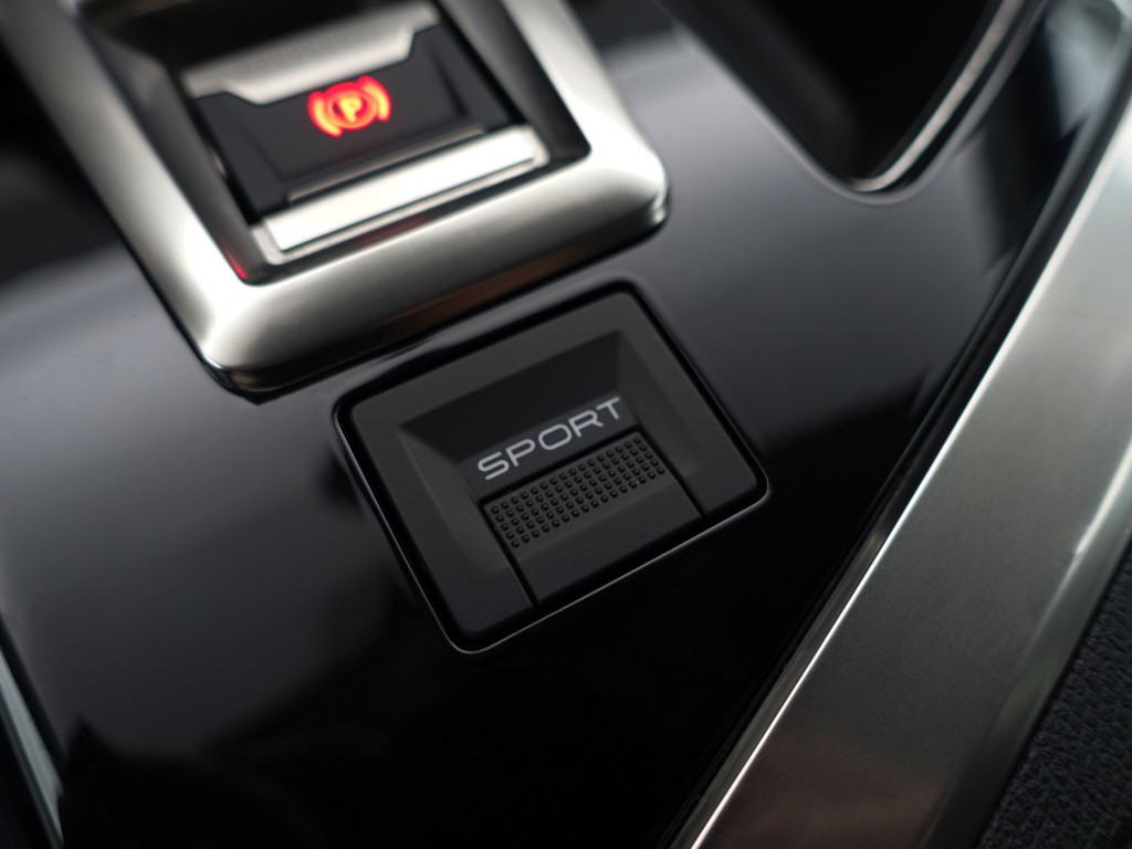 
Peugeot 3008 1.2 PureTech Crossway Aut- Alcantara Sport Interieur, Virtual Cockpit, 360 Camera, Dynamic Select, Carplay, Sfeerverlichting vol									