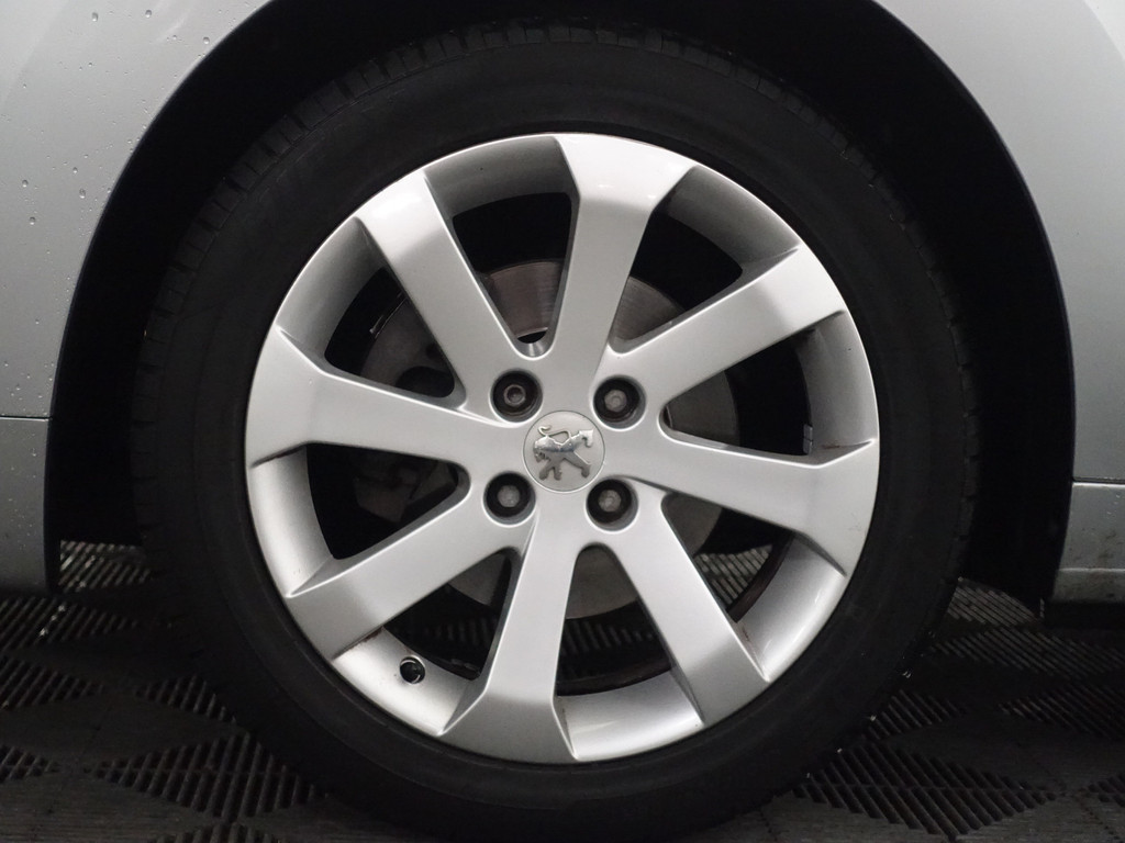 
Peugeot 5008 1.6 VTi Allure- Panodak, Navi, Clima, Cruise, Park Assist vol									