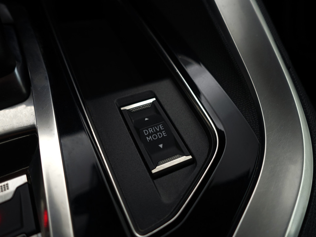 
								Peugeot 3008 1.2 PureTech Premium Aut- Xenon Led, 360 Camera, CarPlay, Carbon, Lane Assist, Keyless, Dynamic Select, Virtual Cockpit vol									