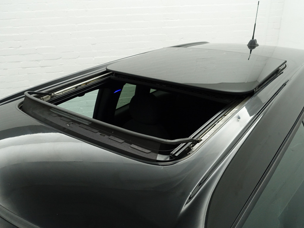 
MINI Clubman 1.6 Cooper S Final Edition Aut- Panoramadak, Park Assist, Navi, BI Xenon, Sfeerverlichting, Two Tone vol									