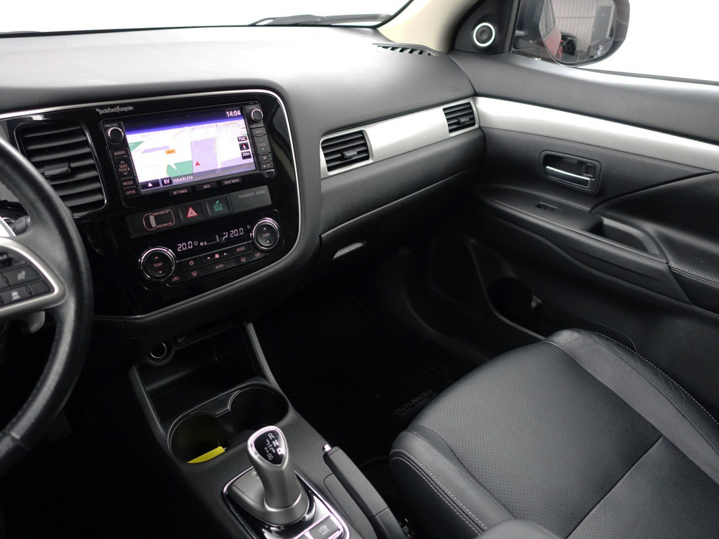 
								Mitsubishi Outlander 2.0 PHEV X-Line Sport Aut- Schuifdak, Stoelverwarming, Camera, Park Assist, Trekhaak, Lane Assist vol									