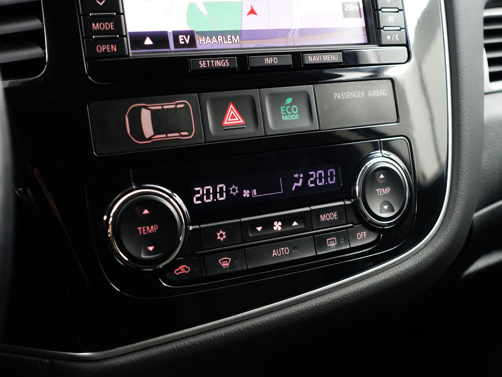 
								Mitsubishi Outlander 2.0 PHEV X-Line Sport Aut- Schuifdak, Stoelverwarming, Camera, Park Assist, Trekhaak, Lane Assist vol									