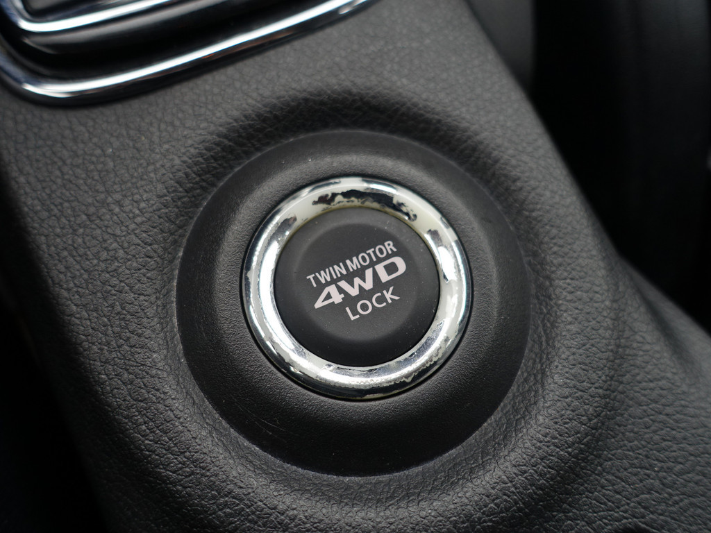 
								Mitsubishi Outlander 2.0 PHEV X-Line Sport Aut- Schuifdak, Stoelverwarming, Camera, Park Assist, Trekhaak, Lane Assist vol									