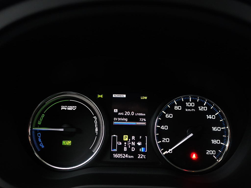 
								Mitsubishi Outlander 2.0 PHEV X-Line Sport Aut- Schuifdak, Stoelverwarming, Camera, Park Assist, Trekhaak, Lane Assist vol									