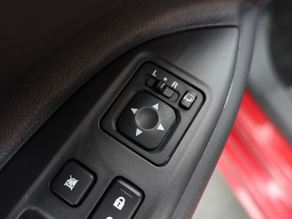 
								Mitsubishi Outlander 2.0 PHEV X-Line Sport Aut- Schuifdak, Stoelverwarming, Camera, Park Assist, Trekhaak, Lane Assist vol									
