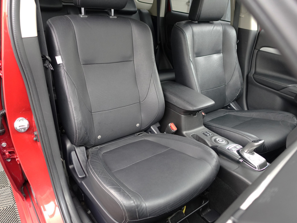 
								Mitsubishi Outlander 2.0 PHEV X-Line Sport Aut- Schuifdak, Stoelverwarming, Camera, Park Assist, Trekhaak, Lane Assist vol									