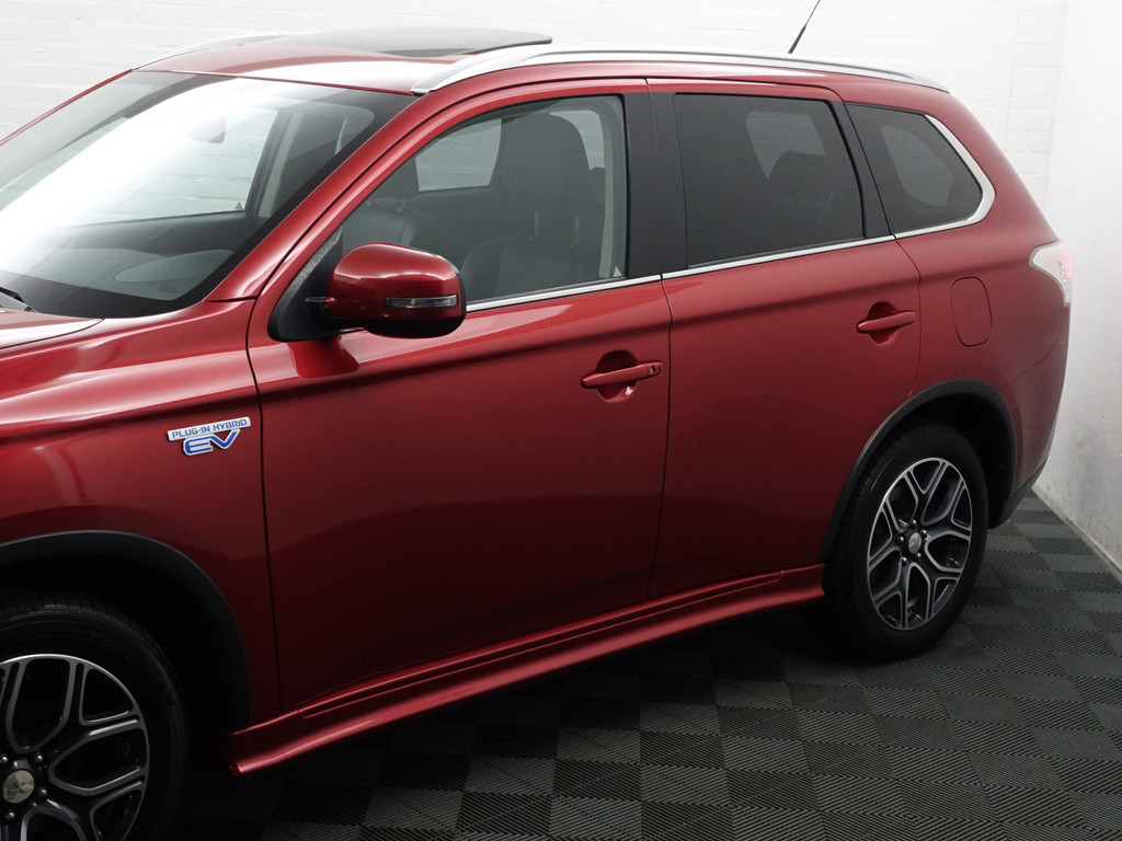 
								Mitsubishi Outlander 2.0 PHEV X-Line Sport Aut- Schuifdak, Stoelverwarming, Camera, Park Assist, Trekhaak, Lane Assist vol									