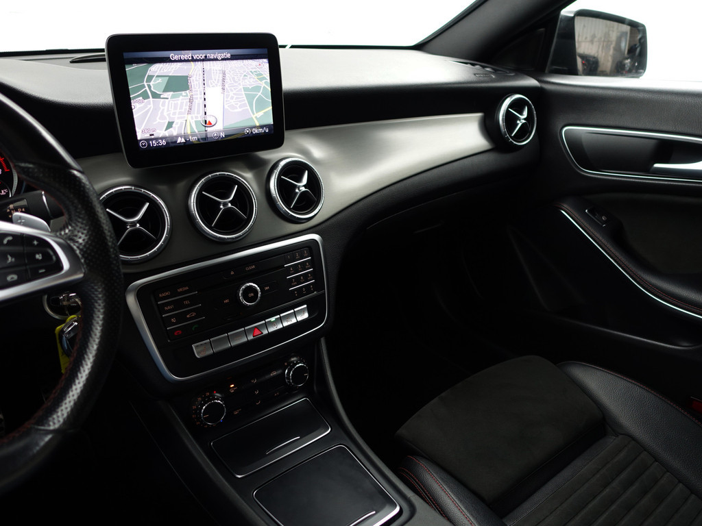
								Mercedes-Benz CLA-Klasse AMG Night Edition Aut- Panoramadak, Xenon Led, Dynamic Select, Camera, Park Assist, Sport Leder Interieur vol									