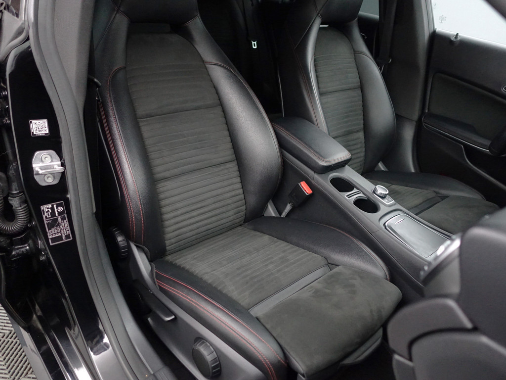 
								Mercedes-Benz CLA-Klasse AMG Night Edition Aut- Panoramadak, Xenon Led, Dynamic Select, Camera, Park Assist, Sport Leder Interieur vol									