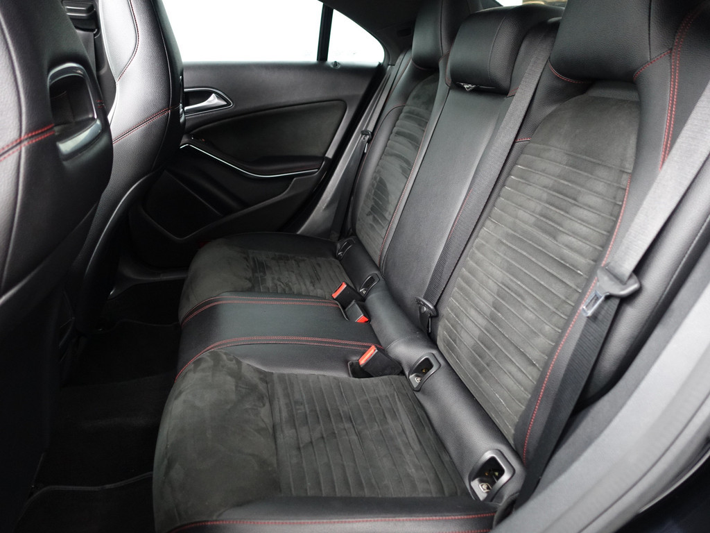 
								Mercedes-Benz CLA-Klasse AMG Night Edition Aut- Panoramadak, Xenon Led, Dynamic Select, Camera, Park Assist, Sport Leder Interieur vol									