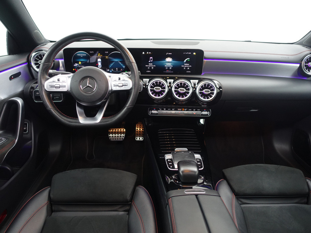 
Mercedes-Benz CLA-Klasse 180 AMG Night Edition Aut- Panoramadak, Sfeerverlichting, Camera, Xenon Led, Sport Leder vol									