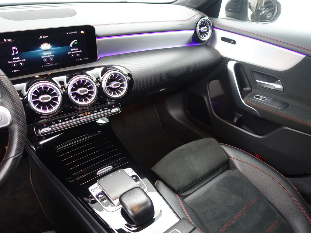 
Mercedes-Benz CLA-Klasse 180 AMG Night Edition Aut- Panoramadak, Sfeerverlichting, Camera, Xenon Led, Sport Leder vol									