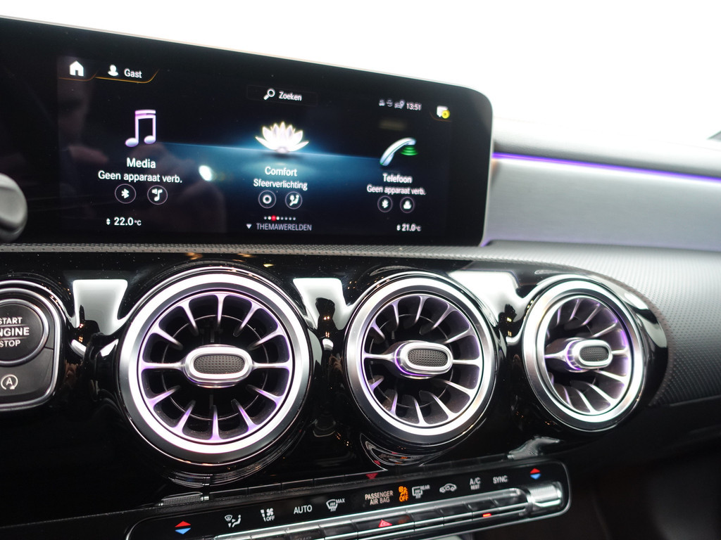 
Mercedes-Benz CLA-Klasse 180 AMG Night Edition Aut- Panoramadak, Sfeerverlichting, Camera, Xenon Led, Sport Leder vol									