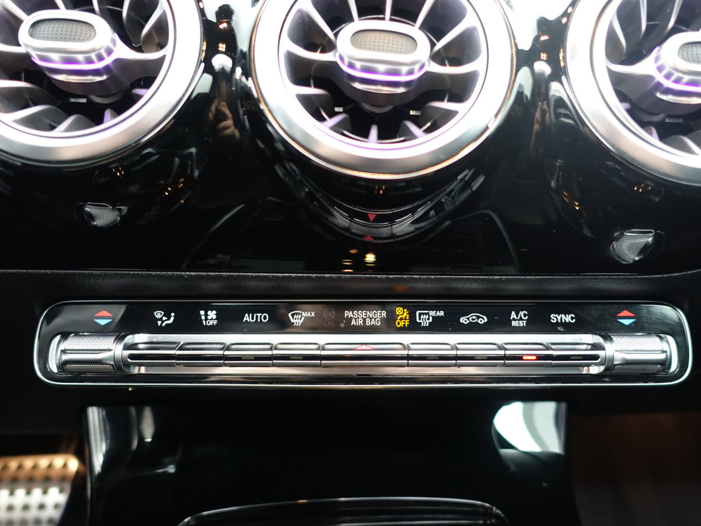 
Mercedes-Benz CLA-Klasse 180 AMG Night Edition Aut- Panoramadak, Sfeerverlichting, Camera, Xenon Led, Sport Leder vol									