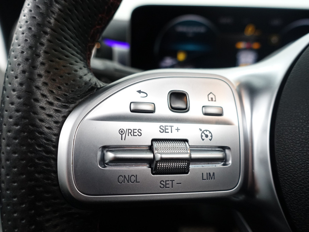 
Mercedes-Benz CLA-Klasse 180 AMG Night Edition Aut- Panoramadak, Sfeerverlichting, Camera, Xenon Led, Sport Leder vol									