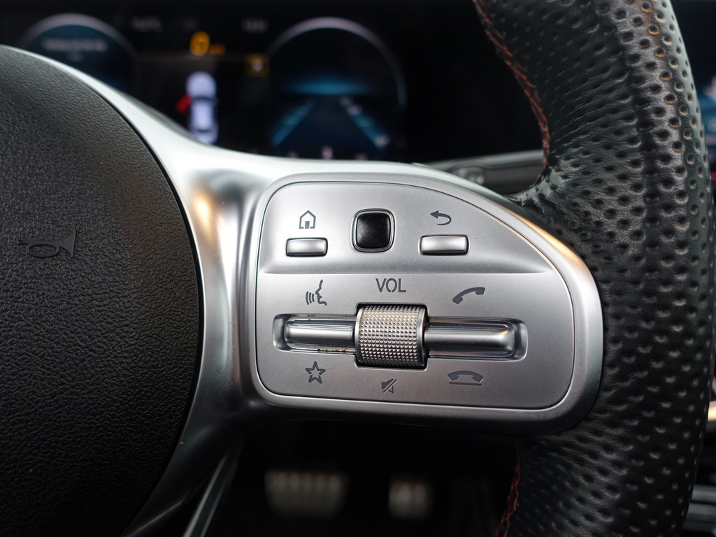 
Mercedes-Benz CLA-Klasse 180 AMG Night Edition Aut- Panoramadak, Sfeerverlichting, Camera, Xenon Led, Sport Leder vol									